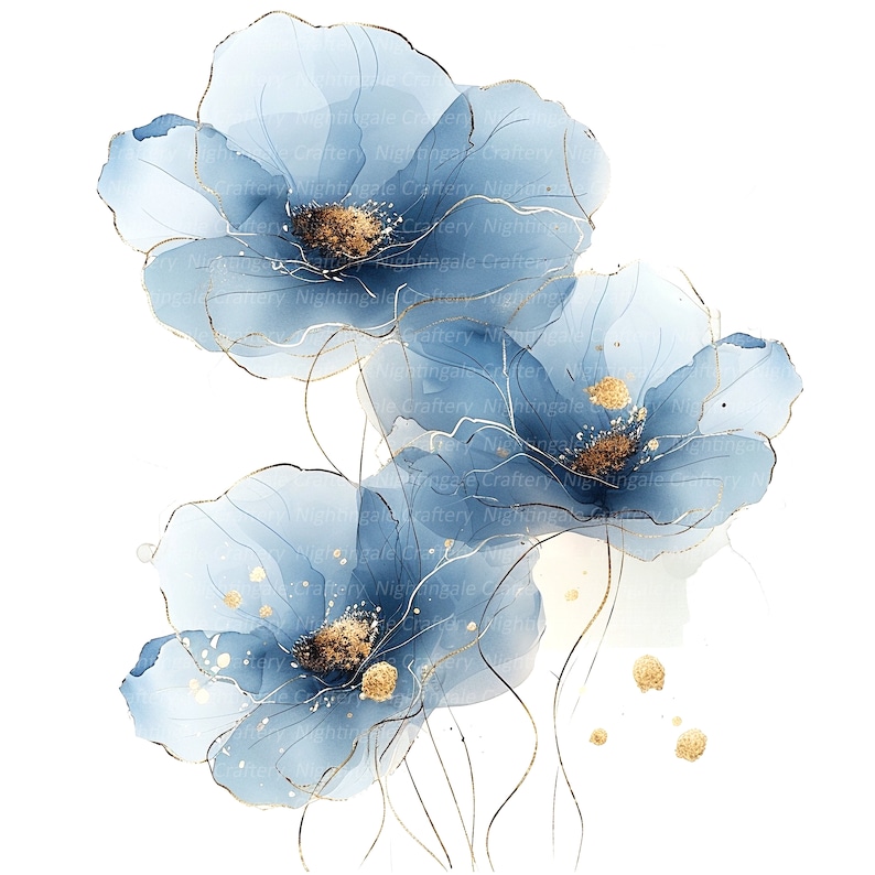Op de afbeelding: Drie blauwe aquarelbloemen met gouden accenten op een witte achtergrond. De bloemen zijn gestileerd en abstract.