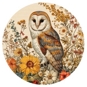 Peut inclure: Un hibou des granges blanc et brun aux yeux jaunes perch&eacute; sur une branche entour&eacute; d'une vari&eacute;t&eacute; de fleurs et de feuillages color&eacute;s. Le hibou regarde vers la gauche de l'image.