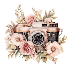 K&ouml;nnte beinhalten: Eine Vintage-Kamera mit schwarzem Ledergeh&auml;use und silbernen Akzenten ist von zarten rosa Bl&uuml;ten und gr&uuml;nen Bl&auml;ttern umgeben. Das Objektiv der Kamera ist sichtbar und hat einen silbernen Rand.