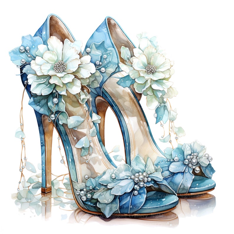 Puede incluir: Un par de zapatos de tac&oacute;n alto azules con delicados adornos florales. Los zapatos est&aacute;n adornados con flores blancas, hojas azules y detalles de perlas. Los tacones son finos y elegantes, y los zapatos tienen una punta puntiaguda.