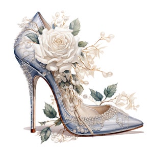Peut inclure: Une chaussure &agrave; talon haut bleu clair avec un bout pointu, orn&eacute;e de perles. Une rose blanche et de d&eacute;licates fleurs blanches sont dispos&eacute;es autour de la chaussure.