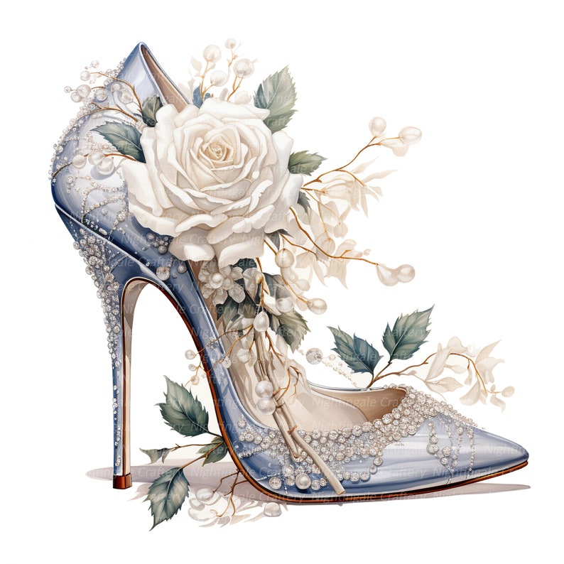 Peut inclure: Une chaussure &agrave; talon haut bleu clair avec un bout pointu, orn&eacute;e de perles. Une rose blanche et de d&eacute;licates fleurs blanches sont dispos&eacute;es autour de la chaussure.