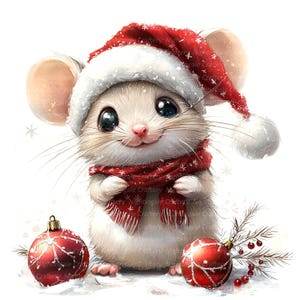 Op de afbeelding: Een schattige witte muis met een rode kerstmanmuts en sjaal, die een rode kerstbal vasthoudt. De muis staat op een besneeuwde ondergrond met een klein dennentakje en rode bessen op de achtergrond.