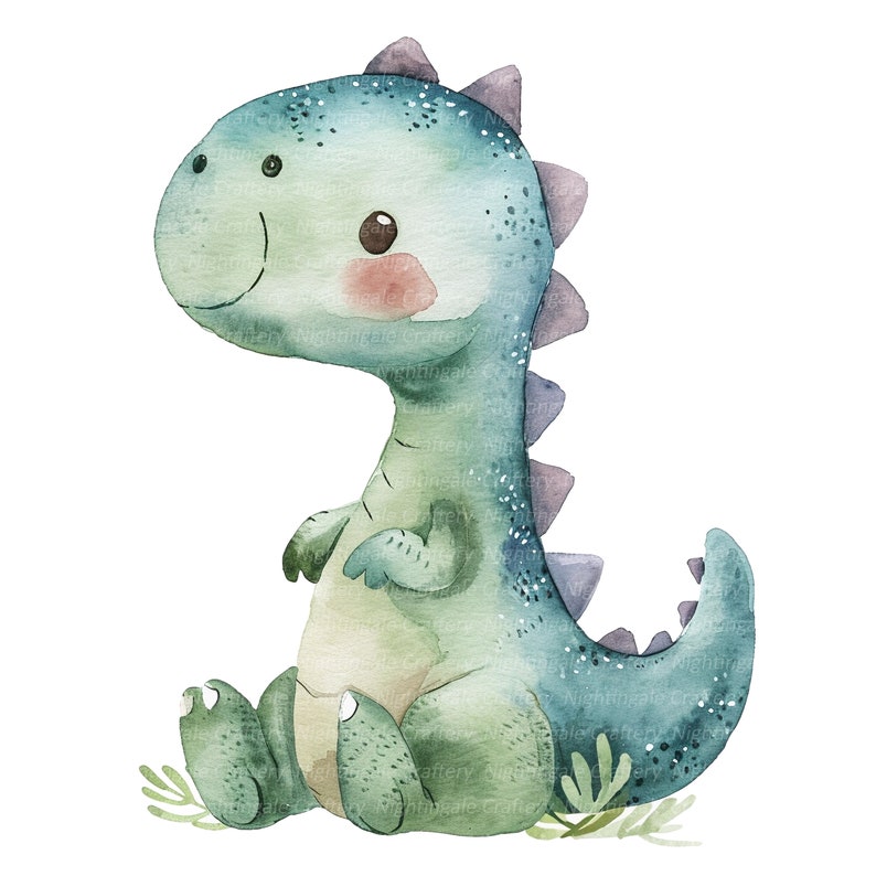 Pu&ograve; includere: Illustrazione ad acquerello di un simpatico dinosauro nei toni del blu e del verde. Il dinosauro &egrave; seduto con un'espressione sorridente, guance rosee e piccoli occhi scuri. Ha una fila di spine viola sulla schiena ed &egrave; circondato da piccole foglie verdi.