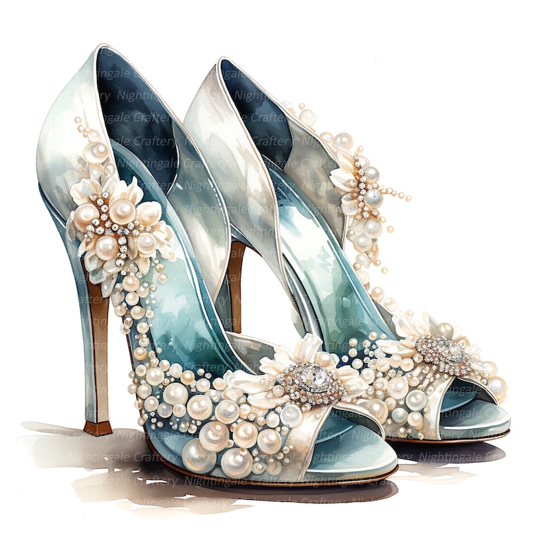 Puede incluir: Un par de zapatos de tac&oacute;n alto azul claro con adornos de perlas y flores. Los zapatos tienen una punta puntiaguda y una correa delicada sobre el pie.