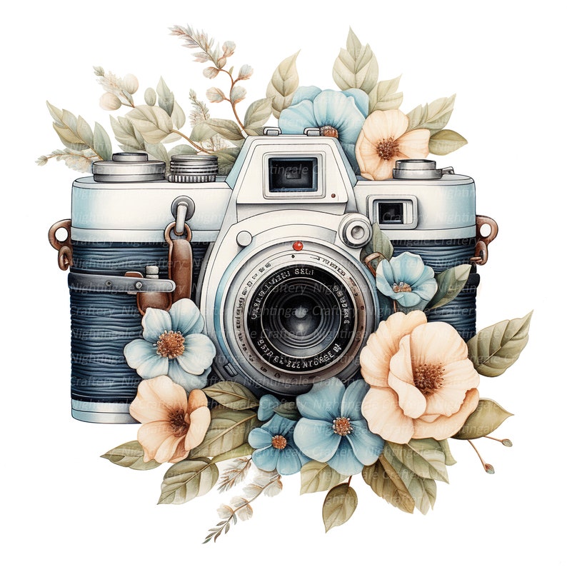 K&ouml;nnte beinhalten: Eine Vintage-Kamera mit einem blau-wei&szlig;en Objektiv, umgeben von zarten blauen und cremefarbenen Blumen. Die Kamera ist silberfarben mit einem braunen Lederriemen.