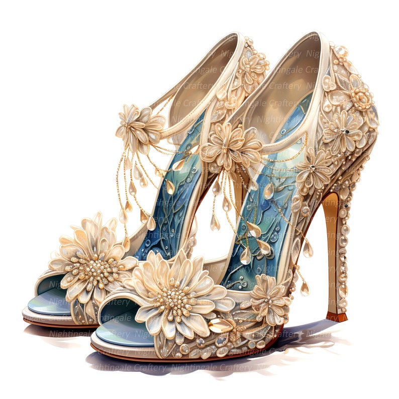 Puede incluir: Un par de zapatos de tac&oacute;n alto con intrincados adornos florales y una plantilla con estampado azul y blanco. Los zapatos est&aacute;n adornados con perlas, cristales y detalles dorados.
