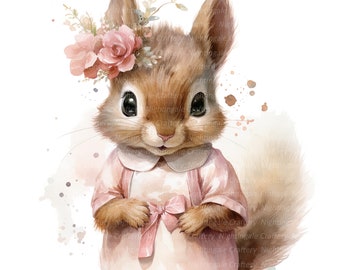 Könnte beinhalten: Aquarellillustration eines entzückenden Eichhörnchens in einem rosa Kleid mit einer Blumenkrone. Das Eichhörnchen hat braunes Fell, große Augen und einen flauschigen Schwanz. Der Hintergrund hat weiche Aquarellspritzer.