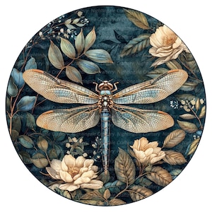 Puede incluir: Una libélula azul con alas doradas y marrones está rodeada de flores blancas y hojas verdes sobre un fondo azul oscuro.