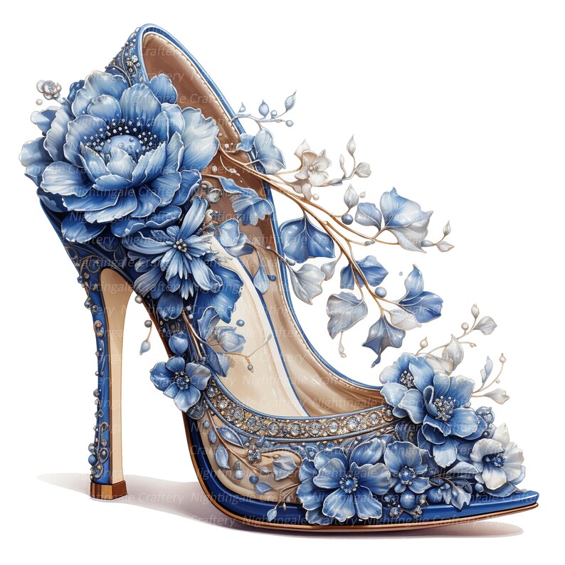 Peut inclure: Une chaussure &agrave; talon haut bleue avec un motif floral. La chaussure est recouverte de fleurs et de feuilles bleues, et le talon est d&eacute;cor&eacute; d'accents dor&eacute;s.