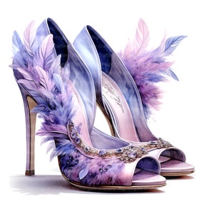 Puede incluir: Un par de zapatos de tac&oacute;n alto con plumas moradas y azules y un adorno de joyas. Los zapatos son de sat&eacute;n y tienen una punta puntiaguda.