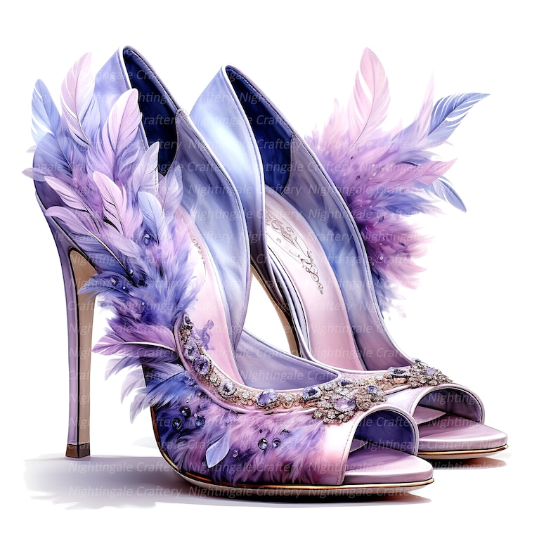 Puede incluir: Un par de zapatos de tac&oacute;n alto con plumas moradas y azules y un adorno de joyas. Los zapatos son de sat&eacute;n y tienen una punta puntiaguda.
