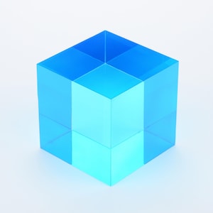Könnte beinhalten: Ein durchsichtiger blauer Würfel aus Acrylglas. Der Würfel ist in kleinere Würfel unterteilt, wodurch ein geometrisches Muster entsteht.