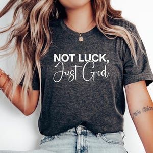 Non è fortuna, solo Dio, maglietta, scrittura, religiosa, maglietta cristiana, maglietta cristiana da donna, regalo cristiano, Gesù, Cristo, maglietta di Gesù