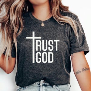 Maglietta Fidati di Dio, Scrittura, Fede, Religiosa, Maglietta Cristiana, Maglietta Cristiana da Donna, Regalo Cristiano, Maglietta da Chiesa, Maglietta di Gesù