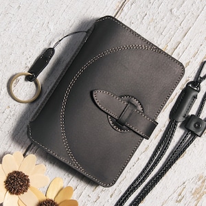 Porta-passaporte de couro personalizado com Airtag, carteira para passaporte de bolso duplo, presente perfeito para ele, presente ideal para damas de honra, presente de Natal