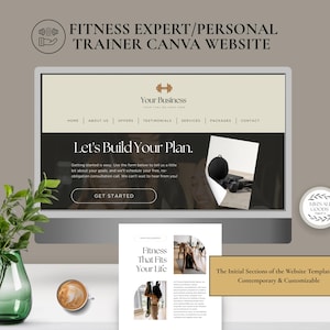 Puede incluir: Un monitor de ordenador muestra una plantilla de sitio web para un experto en fitness, con el texto "Fitness Expert/Personal Trainer Canva Website." El sitio web tiene secciones para ofertas y testimonios. Una taza de café y un jarrón verde con una planta están en primer plano.