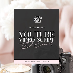 Puede incluir: Gráfico en blanco y negro con el texto "The Complete YouTube Video Script Planner" y un icono blanco de un rollo de película y un bolígrafo. El gráfico está sobre un fondo negro y tiene un borde blanco. La dirección del sitio web "www.kikisallgoodsus.com" está debajo del gráfico.