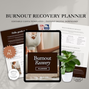 以下が含まれることがあります： タブレットに表示された「Burnout Recovery Planner」のテキストが入った、デジタルバーンアウト回復プランナー。画像には、鉢植えの植物と、テキストとグラフィックが描かれたいくつかのページが含まれています。「Editable Canva Templates」の文字も表示されています。