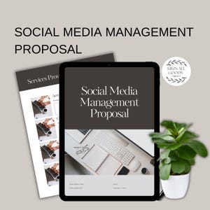 Könnte beinhalten: Ein digitales Tablet, das ein Dokument "Social Media Management Proposal" anzeigt. Das Dokument hat ein minimalistisches Design mit Text und einem Desktop-Computerbild. Ein gedrucktes Dokument und eine kleine Topfpflanze sind ebenfalls sichtbar.