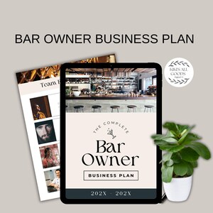 Könnte beinhalten: Ein digitaler Businessplan für Barbesitzer, angezeigt auf einem Tablet. Das Tablet zeigt ein Bar-Interieur und den Text "The Complete Bar Owner Business Plan". Ein gedrucktes Dokument mit Fotos ist sichtbar.