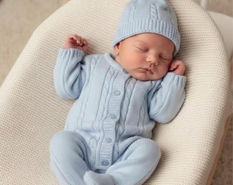 Erstes Outfit für Neugeborene (Junge) in Himmelblau, spanisch gestrickt. Erstes Outfit, Strickkleidung, Baby-Strampler, Schwangerschaftsanzug, gestrickte Babyzimmer-Mode.