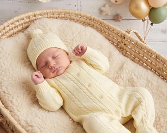 Strick-Neugeborenen-Set aus spanischem Trikot, gelb, bestehend aus Lätzchen, erstem Baby-Set und Baby-Stramplern.