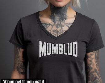 Camiseta con cuello en V de estilo grunge, camiseta MUMBLUD, top gótico urbano, conjunto de chica alternativa, camiseta gráfica atrevida, camiseta con logo desgastado