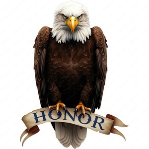 K&ouml;nnte beinhalten: Ein Wei&szlig;kopfseeadler mit wei&szlig;em Kopf und braunen Federn sitzt auf einer Schriftrolle mit dem Wort "HONOR" in blauen Buchstaben.