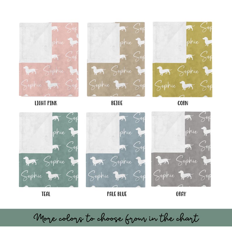Peut inclure: Pr&eacute;sentation de six couvertures pour b&eacute;b&eacute;s de diff&eacute;rentes couleurs : rose clair, beige, ma&iuml;s, sarcelle, bleu p&acirc;le et gris. Chaque couverture pr&eacute;sente un motif r&eacute;p&eacute;t&eacute; de teckels et le nom "Sophie". Le texte en bas indique "More colors to choose from in the chart."