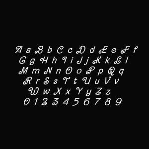 Pode incluir: Conjunto de letras e números brancos em itálico sobre um fundo preto. As letras estão em maiúsculas e minúsculas, com os números de 0 a 9. A fonte tem um estilo decorativo e fluido.