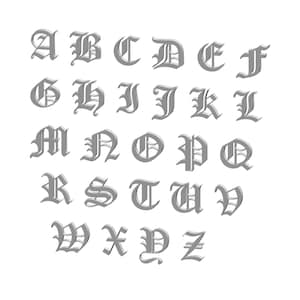 Könnte beinhalten: Ein Schwarzweißbild des englischen Alphabets in einer traditionellen Old English Schrift.