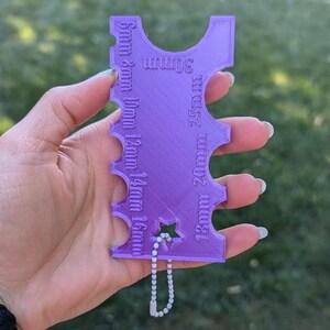 Peut inclure: Porte-cl&eacute;s en plastique violet avec un trou en forme d'&eacute;toile et une cha&icirc;ne. Le porte-cl&eacute;s a une r&egrave;gle d'un c&ocirc;t&eacute; avec des mesures en millim&egrave;tres&nbsp;: 5&nbsp;mm, 6&nbsp;mm, 8&nbsp;mm, 10&nbsp;mm, 12&nbsp;mm, 14&nbsp;mm, 16&nbsp;mm, 18&nbsp;mm, 20&nbsp;mm, 25&nbsp;mm, 30&nbsp;mm.