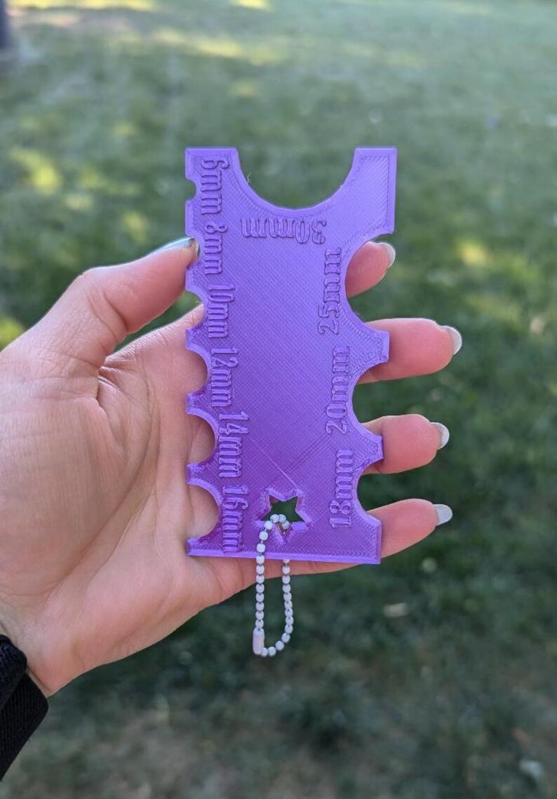 Peut inclure: Porte-cl&eacute;s en plastique violet avec un trou en forme d'&eacute;toile et une cha&icirc;ne. Le porte-cl&eacute;s a une r&egrave;gle d'un c&ocirc;t&eacute; avec des mesures en millim&egrave;tres&nbsp;: 5&nbsp;mm, 6&nbsp;mm, 8&nbsp;mm, 10&nbsp;mm, 12&nbsp;mm, 14&nbsp;mm, 16&nbsp;mm, 18&nbsp;mm, 20&nbsp;mm, 25&nbsp;mm, 30&nbsp;mm.