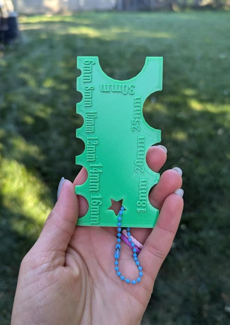 Peut inclure: Outil porte-cl&eacute;s en plastique vert avec une d&eacute;coupe en forme d'&eacute;toile et une cha&icirc;ne bleue. L'outil comporte des mesures en millim&egrave;tres&nbsp;: 6&nbsp;mm, 8&nbsp;mm, 10&nbsp;mm, 12&nbsp;mm, 14&nbsp;mm, 16&nbsp;mm, 18&nbsp;mm, 20&nbsp;mm, 25&nbsp;mm, 30&nbsp;mm.