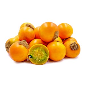 Puede incluir: Un montón de frutos de tamarillo frescos, también conocidos como tomates de árbol, sobre un fondo blanco. Las frutas son de color naranja brillante con un tallo marrón. Una fruta está cortada, revelando un interior verde.