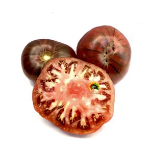 Puede incluir: Tres tomates antiguos sobre un fondo blanco. Uno está cortado por la mitad, revelando un interior rosa y rojo con semillas. Los otros dos son de color marrón rojizo oscuro con piel texturizada. Los tomates son de un color profundo y rico.