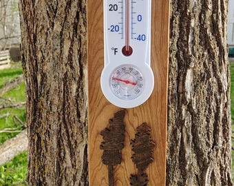 Termômetro externo elegante, montado em uma placa de madeira cortada a laser com detalhes decorativos.
