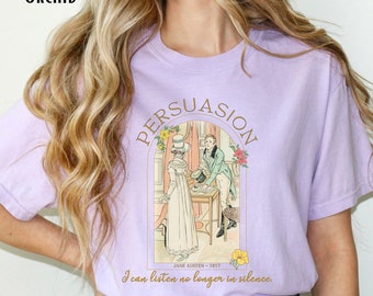 Puede incluir: Camiseta de color lila con la palabra "PERSUASION" sobre una ilustración vintage de una pareja. La ilustración está enmarcada con detalles florales y el texto "I can listen no longer in silence" está debajo. También se incluye el texto "JANE AUSTEN - 1817".