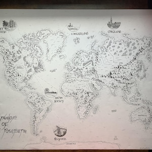 Maßgeschneiderte Hand gezeichnete Fantasy Karte. Geschenk für Geburtstag/Weihnachten. Mit Orten/Filmen/Büchern personalisieren. Durchdachte individuelle LOTR style, Weltkarte.
