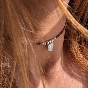 Collar pequeño de macramé de latón • Gargantilla mini ajustable de plata • Joyería artesanal a medida