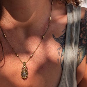 Collana con ciondolo in macramè riempito in ottone o argento • gioielli in cristallo fatti a mano su misura • più combinazioni disponibili