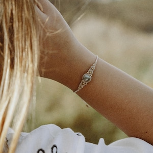 bracelet en laiton macramé ou en cristal argenté • bracelet de style vintage avec pierres précieuses • bijoux bohème faits main