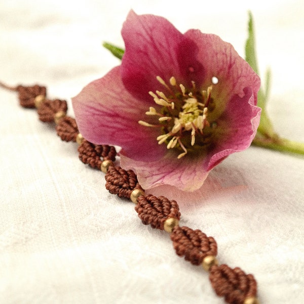 Detailed woven bracelet in micro macrame and brass beads, in the form of leaves, differents colours available.