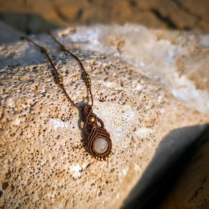 Collar colgante minimalista de macramé de latón o plata • Joyería bohemia sencilla hecha a mano con piedras de nacimiento a medida • Más combinaciones disponibles