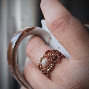 Anillo de macramé con piedras preciosas, latón o plata • Joyería de anillo boho • Estilo vintage hecho a mano • Más combinaciones disponibles