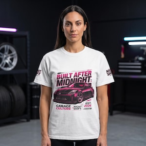 T-Shirt mit Auto-Grafik „Built After Midnight“ | Garagenkultur, Nachtschicht