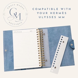 Peut inclure: Une couverture de carnet en daim bleu clair avec un insert ligné à spirale dorée, un séparateur en plastique transparent et une bande perforée blanche séparée. Le texte indique : COMPATIBLE WITH YOUR HERMÈS ULYSSES MM et le logo Grace Makes Boutique.