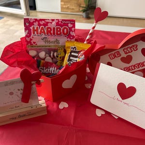 Geschenkset Herzbox für Jahrestag/ Valentinstag aus Karton mit Seidenpapier, Fotohalter, Grußkarte, Süßigkeiten, Luftballon