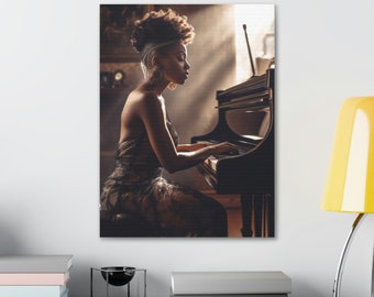 Puede incluir: Una mujer con un vestido de encaje negro toca un piano de cola en una habitación con poca luz. La luz del sol entra por la ventana detrás de ella, iluminando su rostro y las teclas del piano.